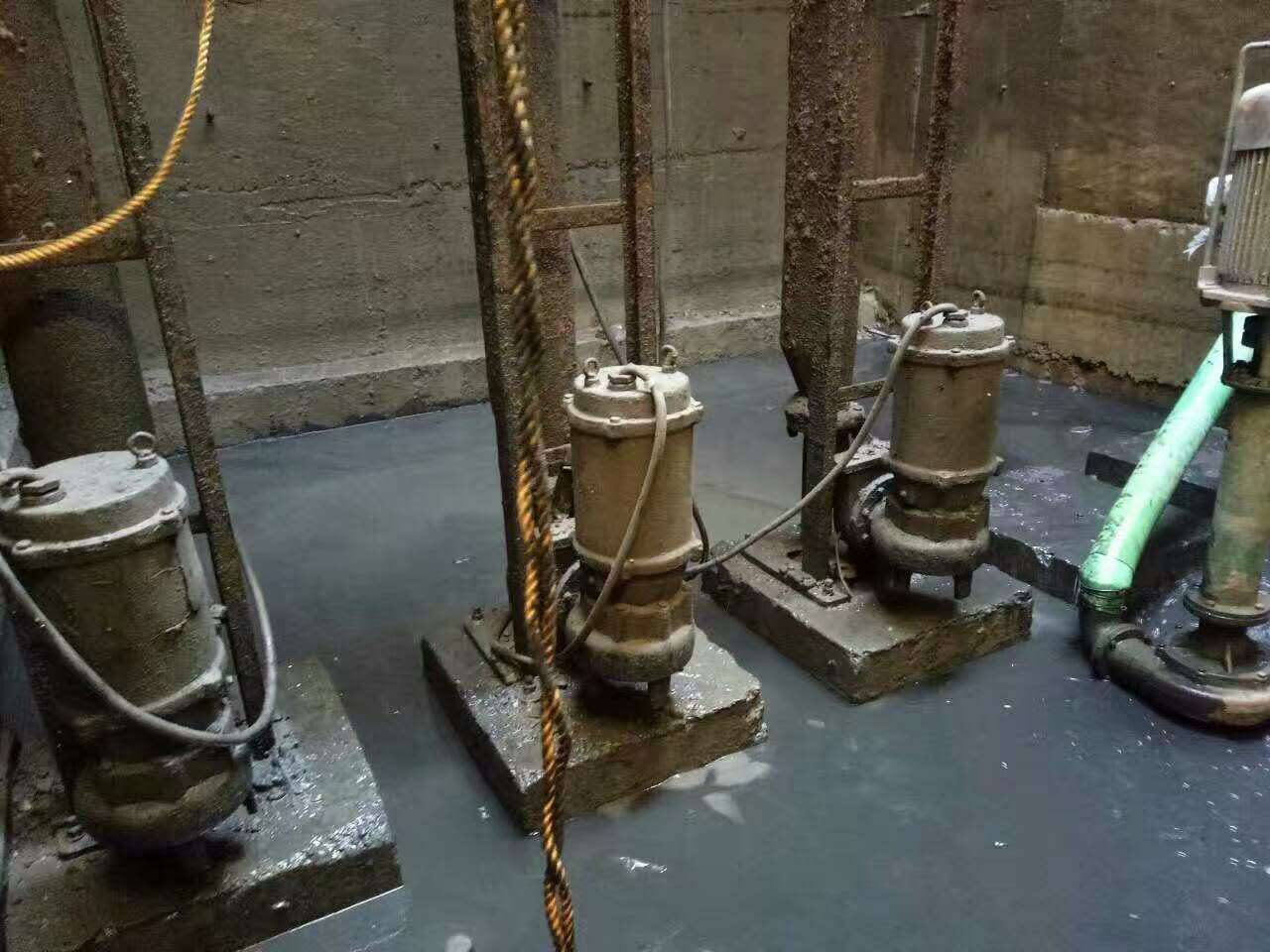 新荣污水池清理