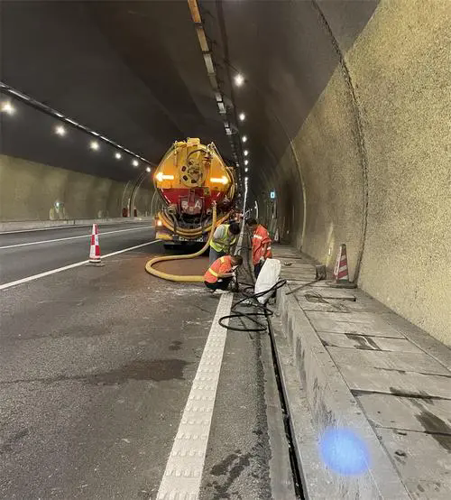 新荣隧道排水渠清淤